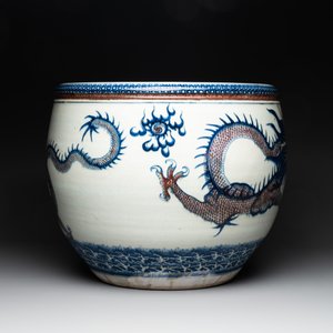 A pair of Chinese blue, white and copper-red 'dragon' fish bowls, Qianlong — 照片 11