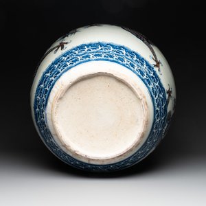 A pair of Chinese blue, white and copper-red 'dragon' fish bowls, Qianlong — 照片 13
