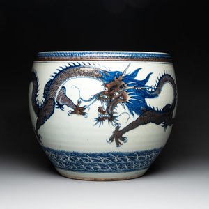 A pair of Chinese blue, white and copper-red 'dragon' fish bowls, Qianlong — 照片 2