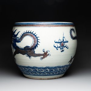 A pair of Chinese blue, white and copper-red 'dragon' fish bowls, Qianlong — 照片 3