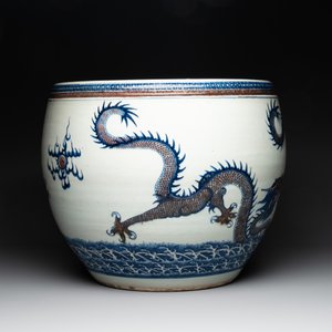 A pair of Chinese blue, white and copper-red 'dragon' fish bowls, Qianlong — 照片 4