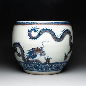 A pair of Chinese blue, white and copper-red 'dragon' fish bowls, Qianlong — 照片 5