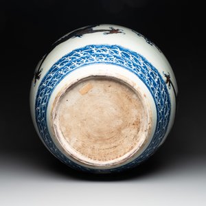 A pair of Chinese blue, white and copper-red 'dragon' fish bowls, Qianlong — 照片 7