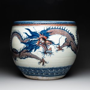 A pair of Chinese blue, white and copper-red 'dragon' fish bowls, Qianlong — 照片 8
