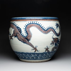 A pair of Chinese blue, white and copper-red 'dragon' fish bowls, Qianlong — 照片 9