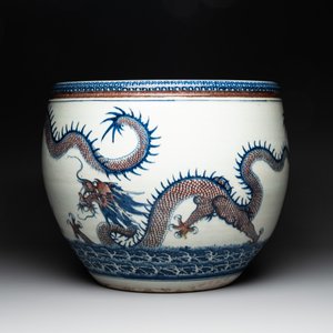 A pair of Chinese blue, white and copper-red 'dragon' fish bowls, Qianlong — 照片 10