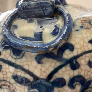 A pair of Chinese blue, white and copper-red meiping crackle-glazed vases, 19th C. — 照片 11