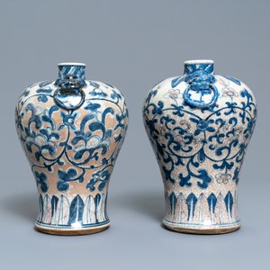 A pair of Chinese blue, white and copper-red meiping crackle-glazed vases, 19th C. — 照片 2