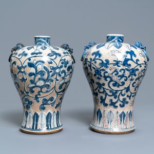 A pair of Chinese blue, white and copper-red meiping crackle-glazed vases, 19th C. — 照片 3