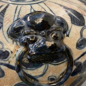 A pair of Chinese blue, white and copper-red meiping crackle-glazed vases, 19th C. — 照片 7