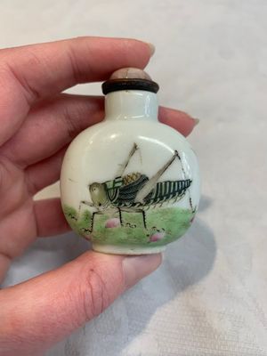 A pair of Chinese blue, white and copper-red 'mythical beasts' and a famille rose 'grasshopper' snuff bottle, Yongzheng and Daoguang mark, 19th C. — photo 12