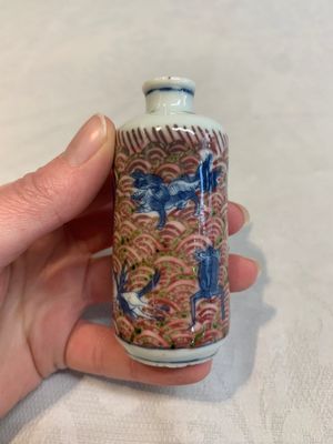 A pair of Chinese blue, white and copper-red 'mythical beasts' and a famille rose 'grasshopper' snuff bottle, Yongzheng and Daoguang mark, 19th C. — photo 18
