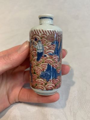 A pair of Chinese blue, white and copper-red 'mythical beasts' and a famille rose 'grasshopper' snuff bottle, Yongzheng and Daoguang mark, 19th C. — photo 19
