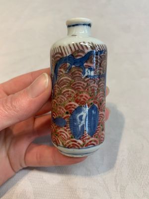A pair of Chinese blue, white and copper-red 'mythical beasts' and a famille rose 'grasshopper' snuff bottle, Yongzheng and Daoguang mark, 19th C. — photo 20