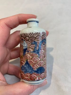 A pair of Chinese blue, white and copper-red 'mythical beasts' and a famille rose 'grasshopper' snuff bottle, Yongzheng and Daoguang mark, 19th C. — photo 2
