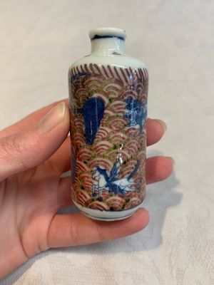 A pair of Chinese blue, white and copper-red 'mythical beasts' and a famille rose 'grasshopper' snuff bottle, Yongzheng and Daoguang mark, 19th C. — photo 21