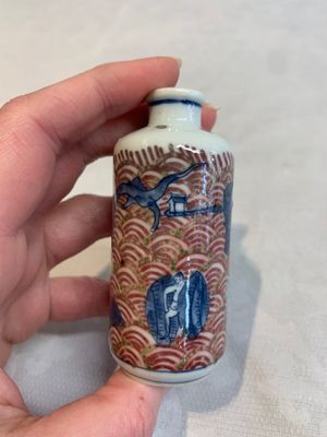 A pair of Chinese blue, white and copper-red 'mythical beasts' and a famille rose 'grasshopper' snuff bottle, Yongzheng and Daoguang mark, 19th C. — photo 3