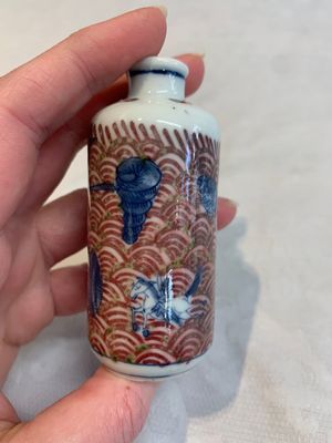 A pair of Chinese blue, white and copper-red 'mythical beasts' and a famille rose 'grasshopper' snuff bottle, Yongzheng and Daoguang mark, 19th C. — photo 4