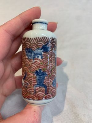 A pair of Chinese blue, white and copper-red 'mythical beasts' and a famille rose 'grasshopper' snuff bottle, Yongzheng and Daoguang mark, 19th C. — photo 5