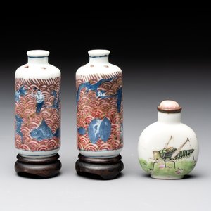 A pair of Chinese blue, white and copper-red 'mythical beasts' and a famille rose 'grasshopper' snuff bottle, Yongzheng and Daoguang mark, 19th C. — photo 1