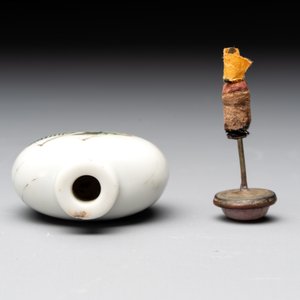 A pair of Chinese blue, white and copper-red 'mythical beasts' and a famille rose 'grasshopper' snuff bottle, Yongzheng and Daoguang mark, 19th C. — photo 11