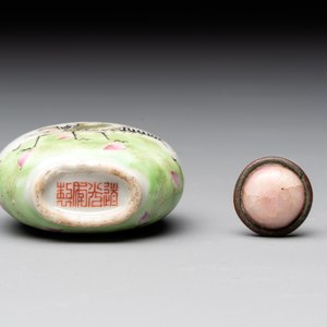 A pair of Chinese blue, white and copper-red 'mythical beasts' and a famille rose 'grasshopper' snuff bottle, Yongzheng and Daoguang mark, 19th C. — photo 12
