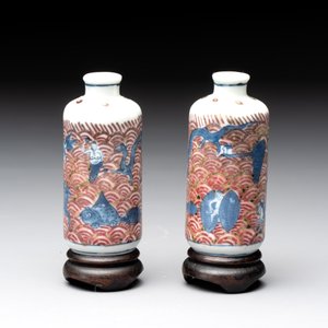 A pair of Chinese blue, white and copper-red 'mythical beasts' and a famille rose 'grasshopper' snuff bottle, Yongzheng and Daoguang mark, 19th C. — photo 2