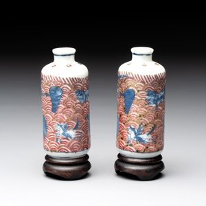 A pair of Chinese blue, white and copper-red 'mythical beasts' and a famille rose 'grasshopper' snuff bottle, Yongzheng and Daoguang mark, 19th C. — photo 3