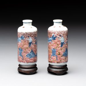A pair of Chinese blue, white and copper-red 'mythical beasts' and a famille rose 'grasshopper' snuff bottle, Yongzheng and Daoguang mark, 19th C. — photo 4