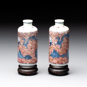 A pair of Chinese blue, white and copper-red 'mythical beasts' and a famille rose 'grasshopper' snuff bottle, Yongzheng and Daoguang mark, 19th C. — photo 5