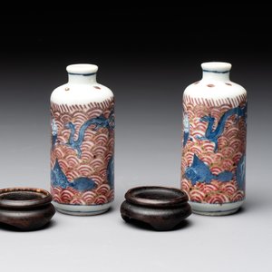 A pair of Chinese blue, white and copper-red 'mythical beasts' and a famille rose 'grasshopper' snuff bottle, Yongzheng and Daoguang mark, 19th C. — photo 6