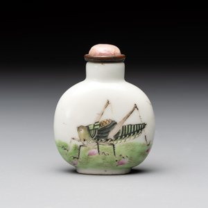A pair of Chinese blue, white and copper-red 'mythical beasts' and a famille rose 'grasshopper' snuff bottle, Yongzheng and Daoguang mark, 19th C. — photo 9