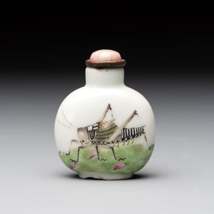 A pair of Chinese blue, white and copper-red 'mythical beasts' and a famille rose 'grasshopper' snuff bottle, Yongzheng and Daoguang mark, 19th C. — photo 10