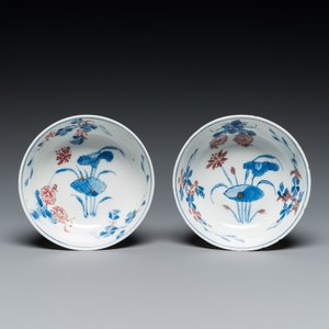 A pair of Chinese blue, white and copper-red semi-eggshell bowls, Xuande mark, Wanli — 照片 1