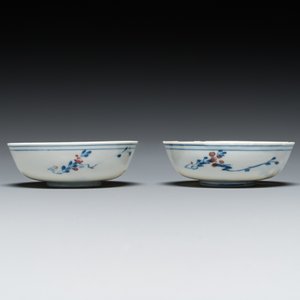 A pair of Chinese blue, white and copper-red semi-eggshell bowls, Xuande mark, Wanli — 照片 4