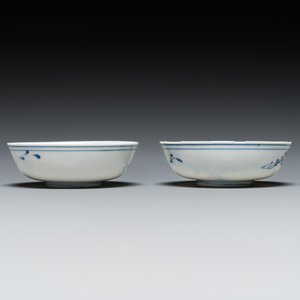 A pair of Chinese blue, white and copper-red semi-eggshell bowls, Xuande mark, Wanli — 照片 5