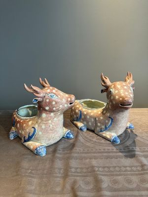 A pair of Chinese blue, white and copper-red stag-shaped jardinières, 19th C. — photo 1