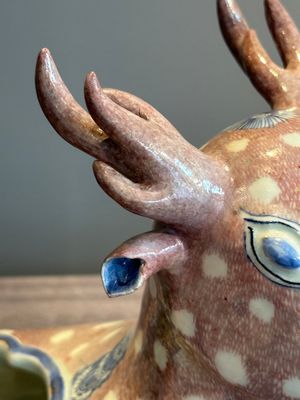 A pair of Chinese blue, white and copper-red stag-shaped jardinières, 19th C. — photo 18