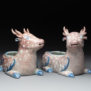 A pair of Chinese blue, white and copper-red stag-shaped jardinières, 19th C. — photo 1