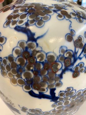 A pair of Chinese blue, white and copper-red vases, a blue and white covered vase and a Canton famille rose box and cover, 19/20th C. — photo 18