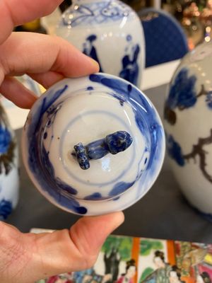 A pair of Chinese blue, white and copper-red vases, a blue and white covered vase and a Canton famille rose box and cover, 19/20th C. — photo 8