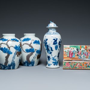 A pair of Chinese blue, white and copper-red vases, a blue and white covered vase and a Canton famille rose box and cover, 19/20th C. — photo 1