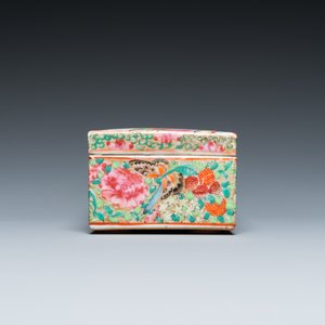 A pair of Chinese blue, white and copper-red vases, a blue and white covered vase and a Canton famille rose box and cover, 19/20th C. — photo 12