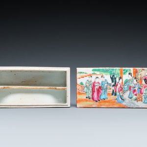 A pair of Chinese blue, white and copper-red vases, a blue and white covered vase and a Canton famille rose box and cover, 19/20th C. — photo 13