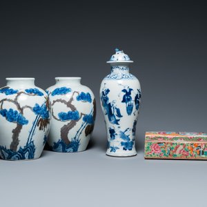 A pair of Chinese blue, white and copper-red vases, a blue and white covered vase and a Canton famille rose box and cover, 19/20th C. — photo 2