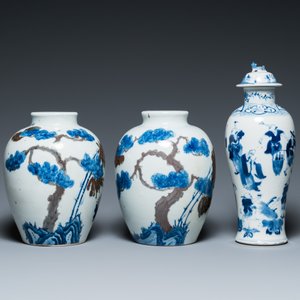 A pair of Chinese blue, white and copper-red vases, a blue and white covered vase and a Canton famille rose box and cover, 19/20th C. — photo 3