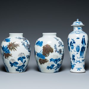 A pair of Chinese blue, white and copper-red vases, a blue and white covered vase and a Canton famille rose box and cover, 19/20th C. — photo 6