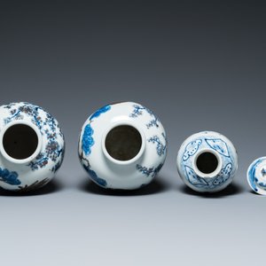 A pair of Chinese blue, white and copper-red vases, a blue and white covered vase and a Canton famille rose box and cover, 19/20th C. — photo 7
