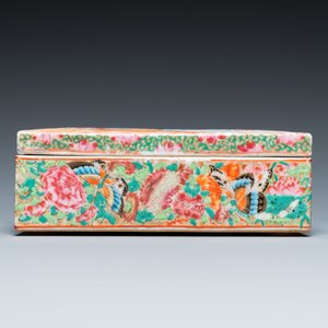 A pair of Chinese blue, white and copper-red vases, a blue and white covered vase and a Canton famille rose box and cover, 19/20th C. — photo 9