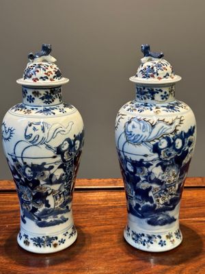 A pair of Chinese blue, white and copper-red vases and covers, Kangxi mark, 19th C. — 照片 1